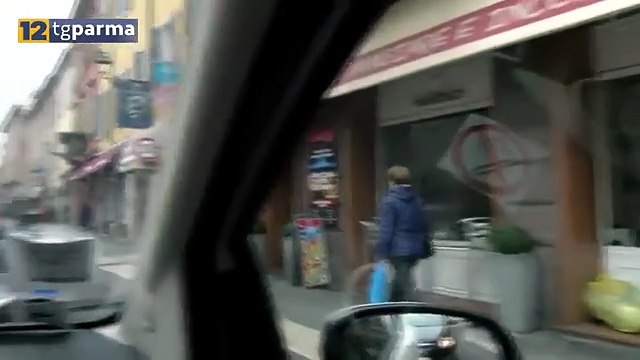 RAPINA UN RAGAZZO IN VIA D'AZEGLIO, PASSANTE LO FOTOGRAFA, ARRESTATO