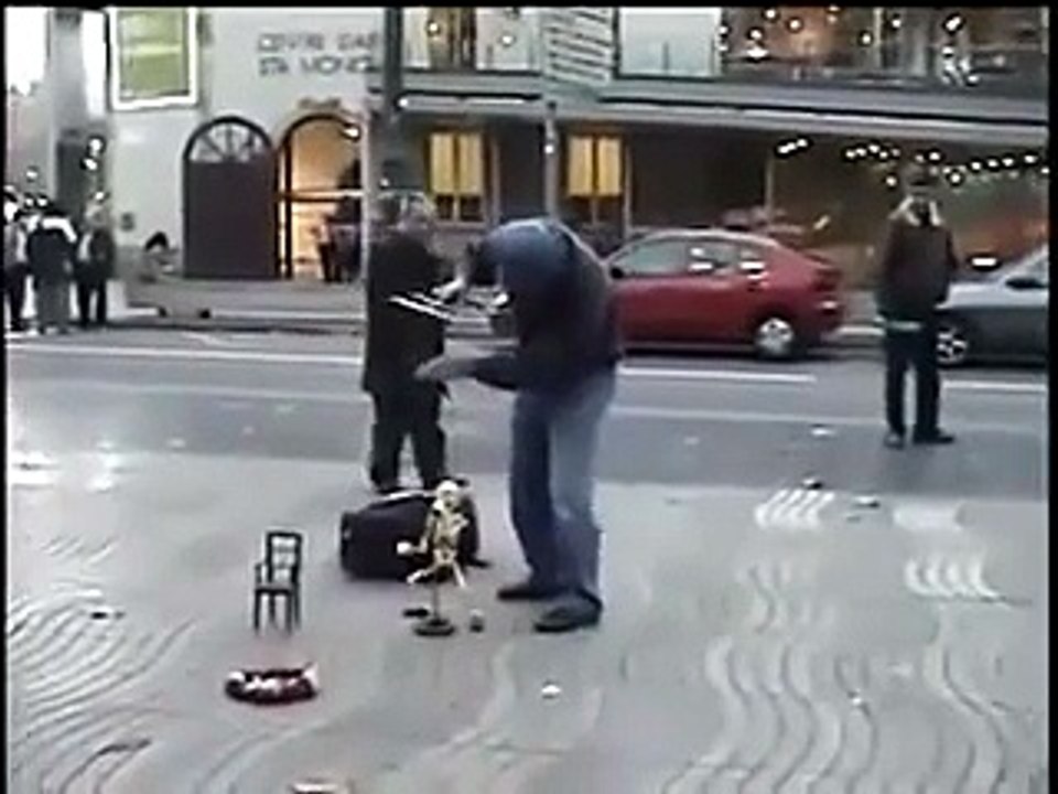 artista di strada "c'mon everybody"