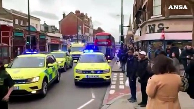 Londra, uomo accoltella i passanti: l'arrivo dei soccorsi