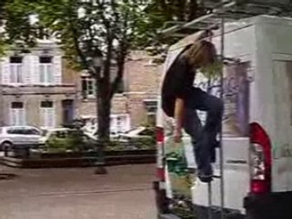 nicolas fait caveman sur un camion