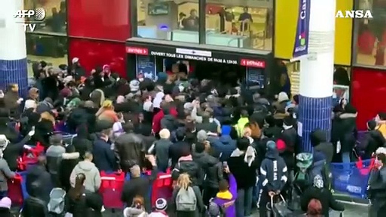 Coronavirus, in Francia calca ai supermercati per fare scorte