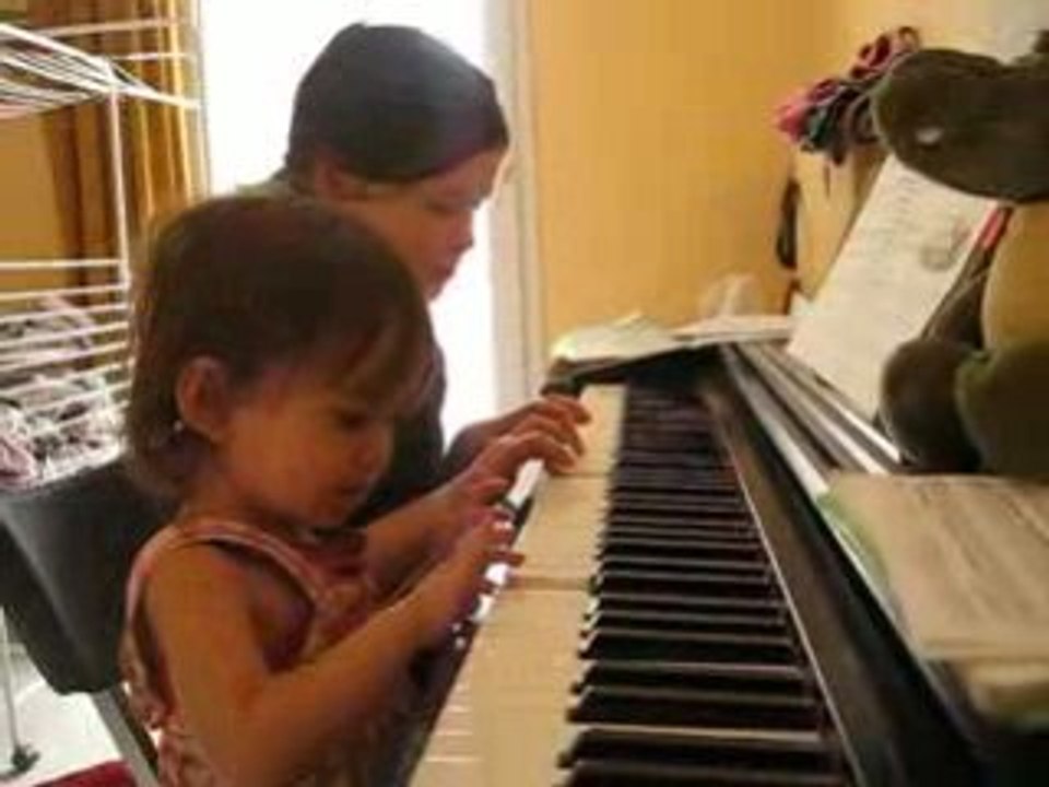 2008_06_14 au piano avec Lola