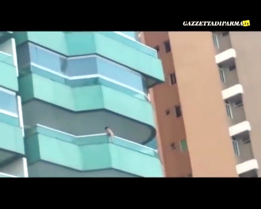 Bimbo a penzoloni dal balcone