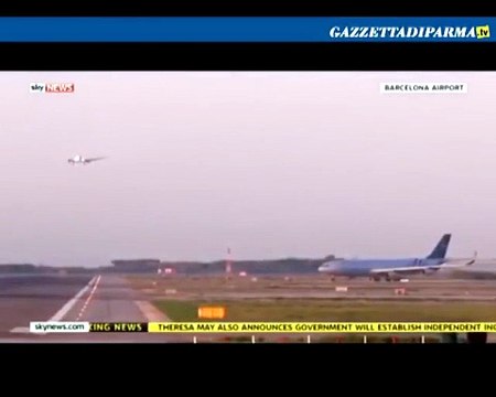 Barcellona: il video della collisione aerea sfiorata