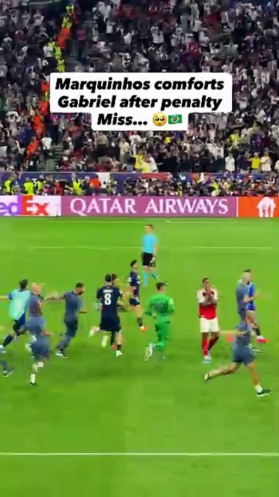 Psg-Arsenal, Marquinhos consola Gabriel prima di esultare per la vittoria
