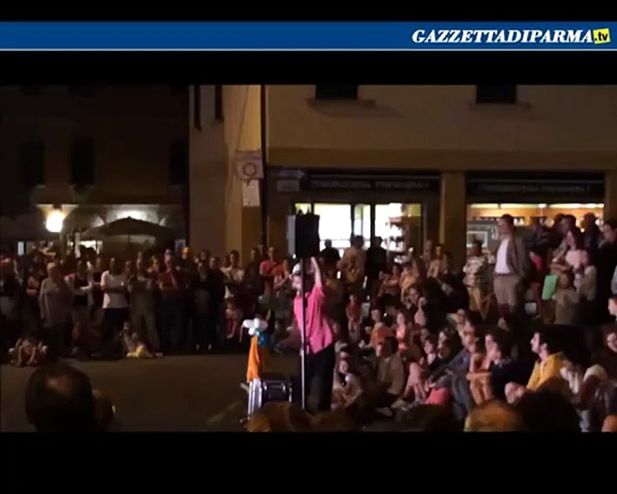 Spogliarello sul monociclo in piazza