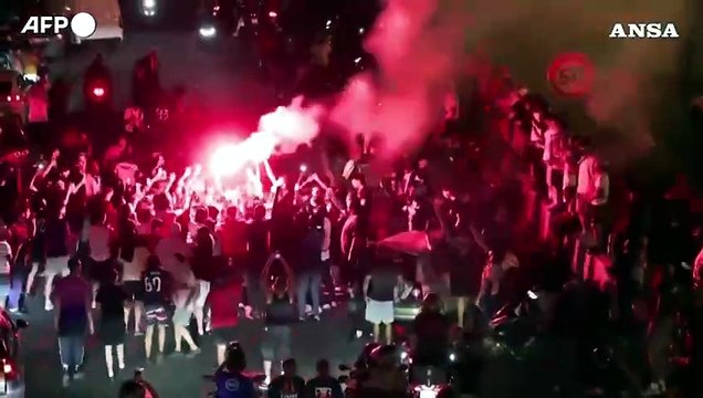 Champions League, i tifosi invadono le strade di Parigi dopo la vittoria del PSG