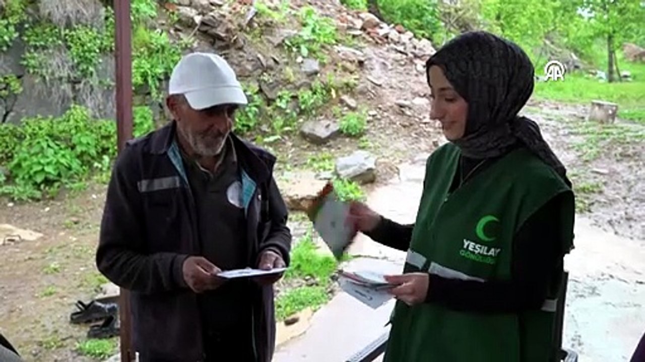 Bitlis'te Yeşilay ekipleri kapı kapı gezerek aileleri bağımlılık konusunda bilinçlendiriyor