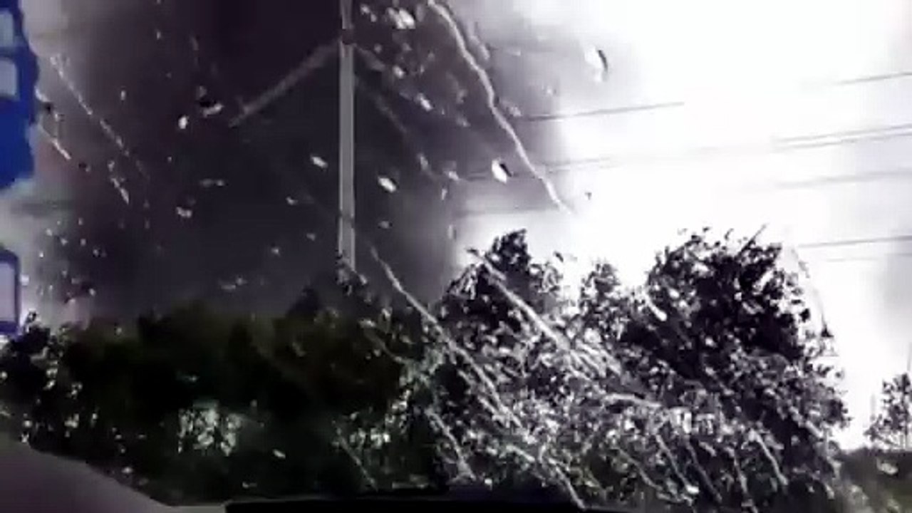 La coppia in mezzo a due tornado