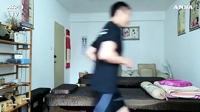 Coronavirus, verso restrizioni sport: in Cina c'e' chi fa la maratona in casa