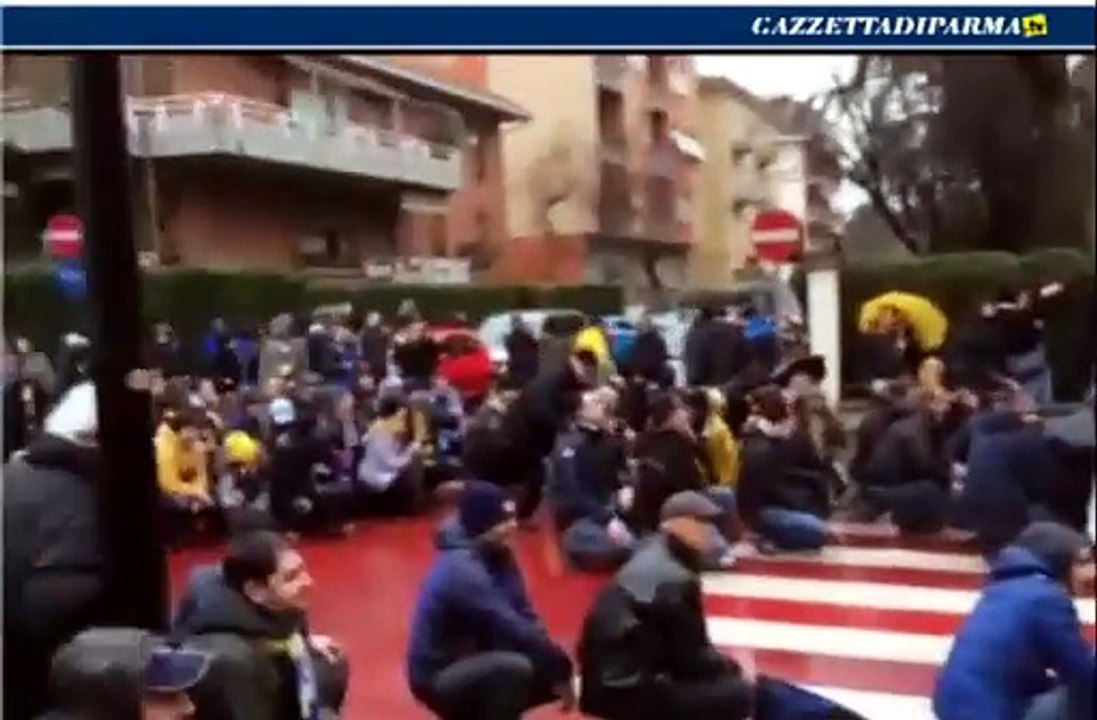 Una "ola" in strada per il Parma