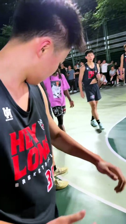 Un joueur se déboîte l'épaule en plein match, son coéquipier la remet sur le terrain en quelques secondes