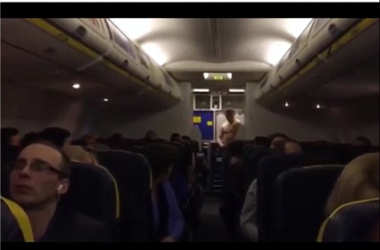 Ubriaco si denuda in aereo: atterraggio d'emergenza