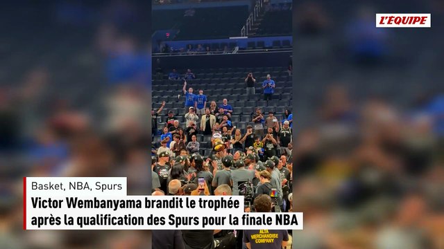 Victor Wembanyama brandit le trophée après la qualification des Spurs pour la finale NBA - Basket - NBA - Spurs