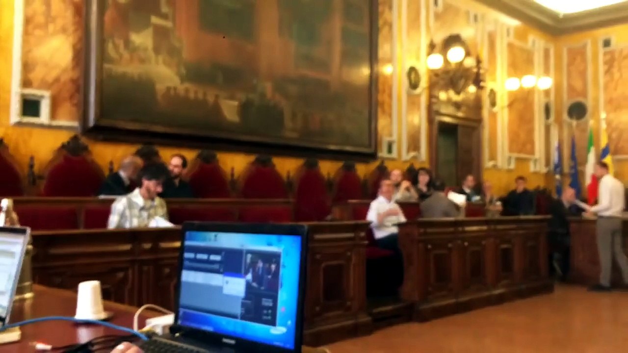 Applausi, striscioni e cori in Consiglio