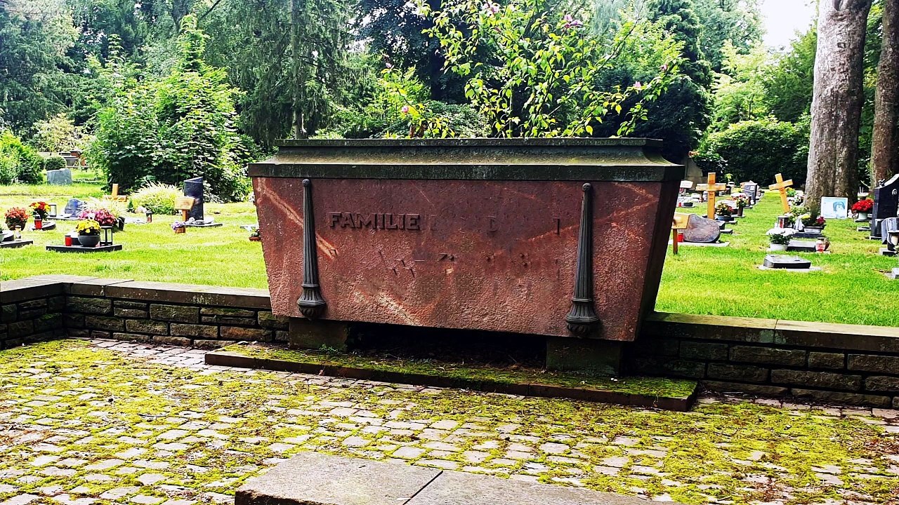 Der Totengräber erklärt_ Friedhofssymbolik umgedrehte Fackeln