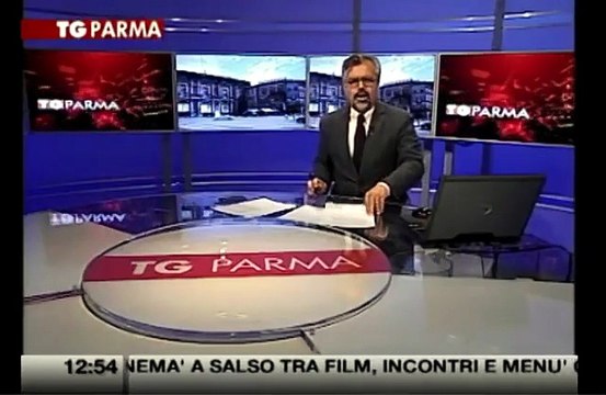 Camion dei rifiuti fuori strada: ferito l'autista