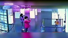 Bimbi distruggono opera d'arte:  mamme ridono e li filmano Video