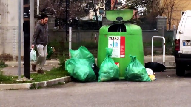 Via doberdo' angolo via Trieste.Due grandissimi cornuti hanno abbandonato 5 sacchi di rifiuti. I primi quattro sacchi li hanno abbandonati mentre stavo arrivando e li ho visti. Ho aspettato 10 minuti e hanno fatto il secondo giro.