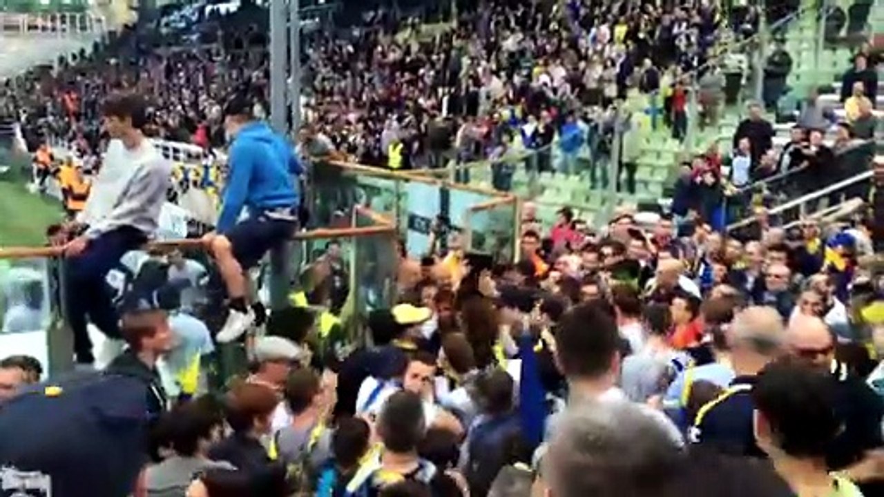 La squadra fa invasione in curva (USATO)