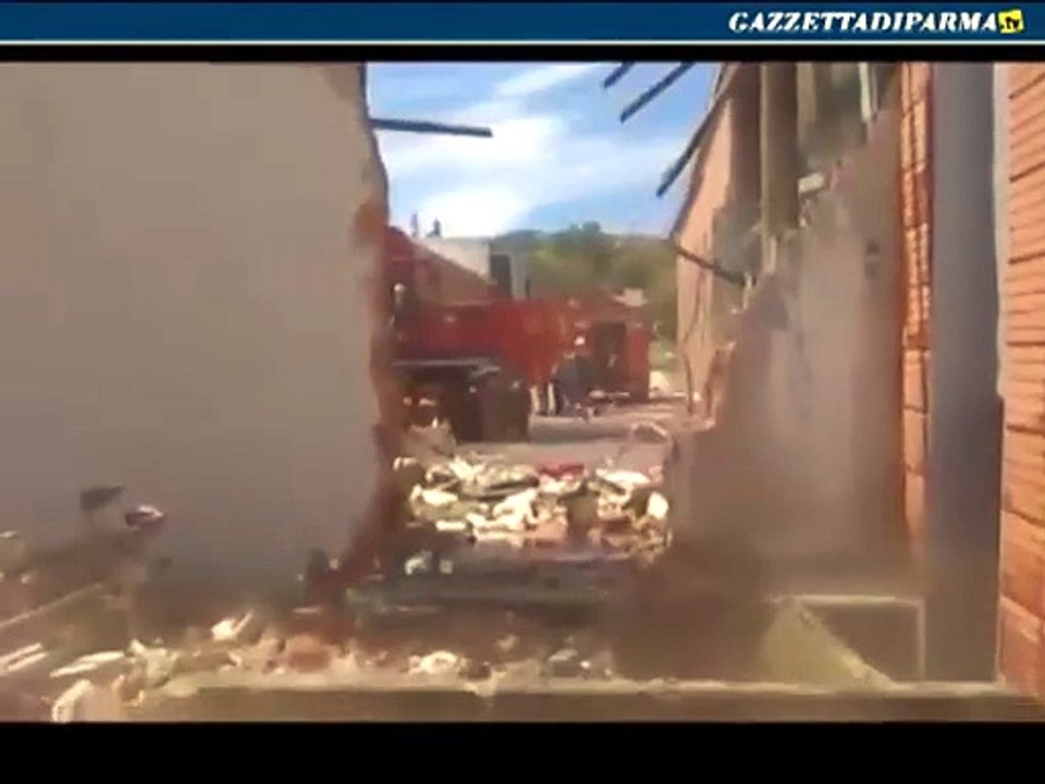 Incendio:  i pompieri all'interno della Galloni