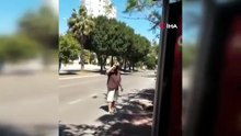 Antalya'da tatilciye karga saldırısı kamerada! Sokak ortasında neye uğradığını şaşırdı