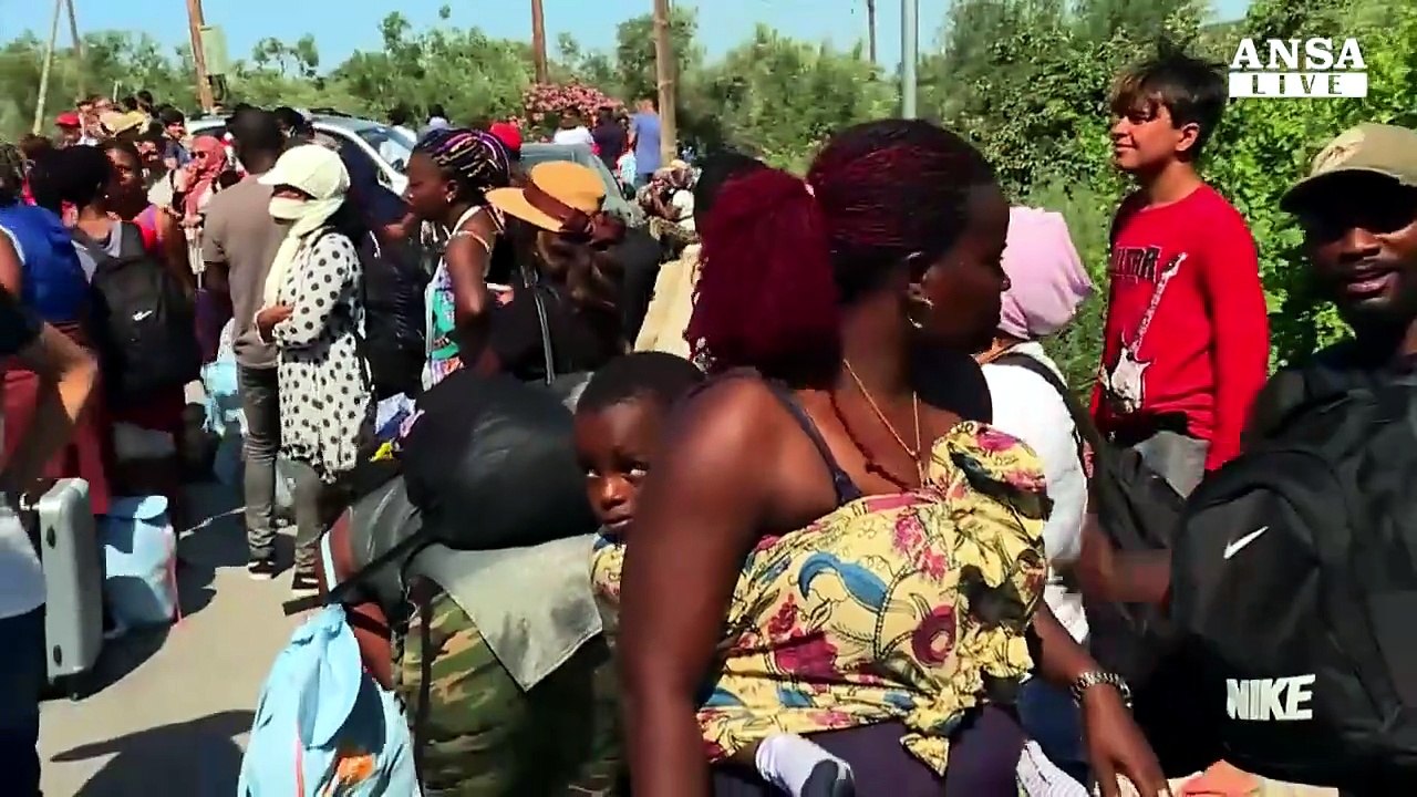 Rabbia al campo profughi di Moria, sull'isola di Lesbo