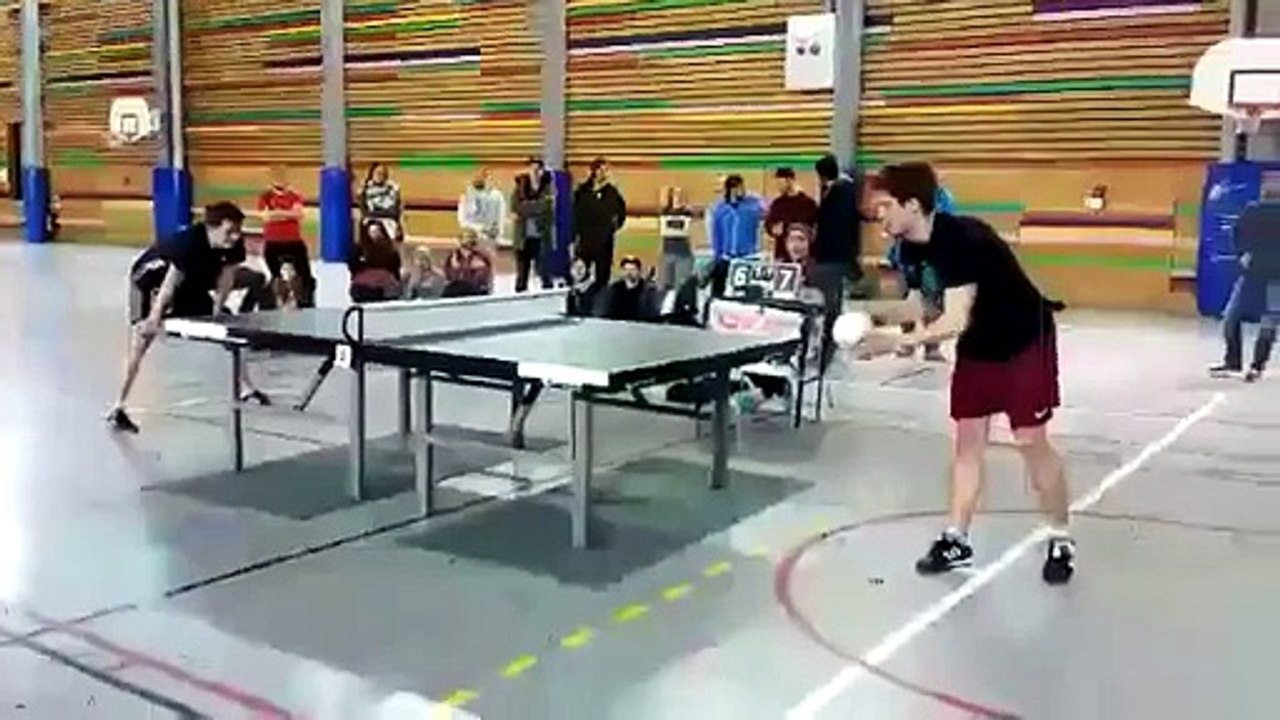 Ping pong con la testa