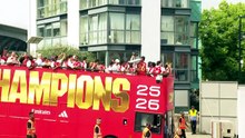 Arsenal holds victory parade to celebrate Premier League win