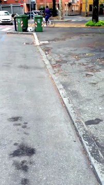 Via Gulli angolo Viale Vittoria: siringhe + rifiuti abbandonati + pusher