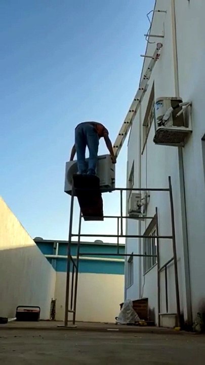 Un technicien chute avec une clim’ en pleine installation à Şanlıurfa