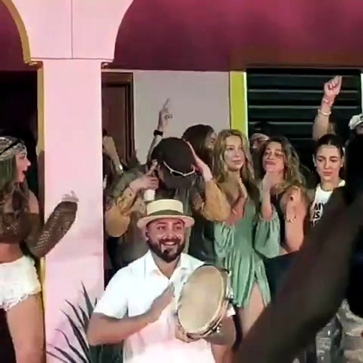 Ester Expósito se acerca a Bad Bunny durante un baile. ¿Lo aprueba Kylian Mbappé?