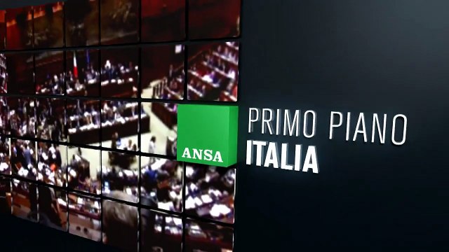 Caldo anomalo a Napoli, c'e' chi si fa il bagno