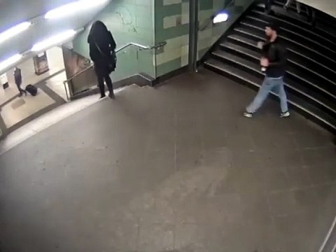 Donna spinta dalle scale in metropolitana: aggressore fermato grazie alla mobilitazione del web