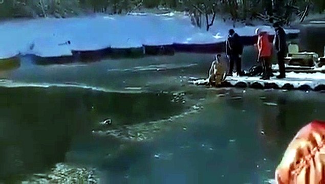 Cane cade nel lago ghiacciato, uomo si spoglia nella neve e si tuffa per salvarlo