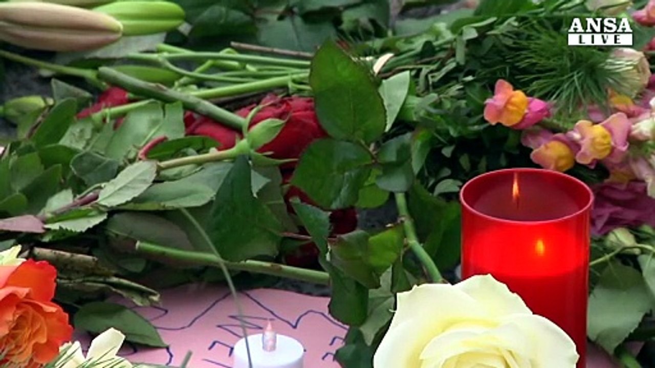 Berlino, fiori e candele sul luogo della strage