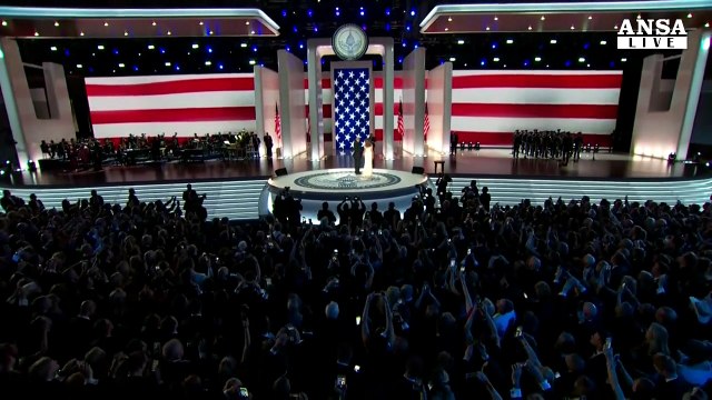Trump balla con Melania sulle note di My Way
