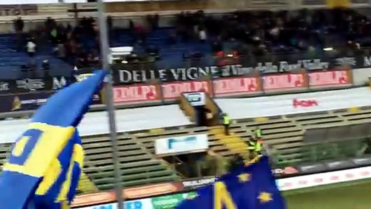 Tardini, la squadra sotto la curva: festa coi tifosi Video