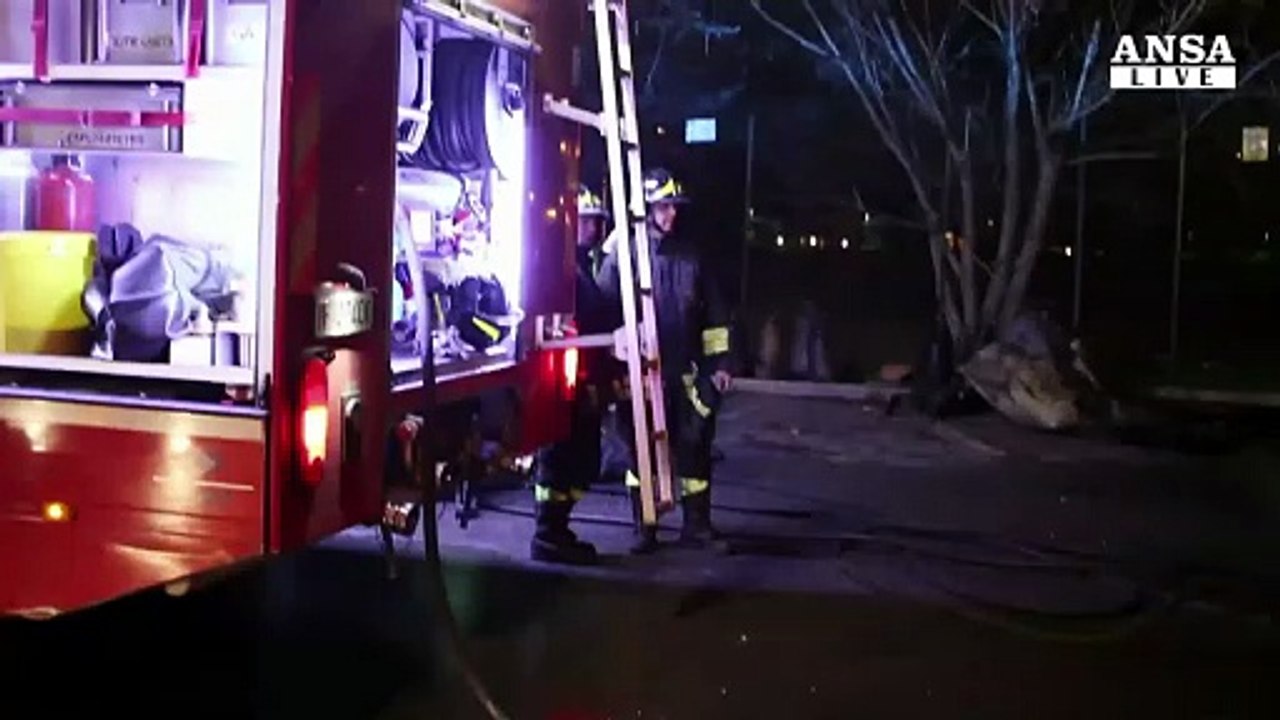 Baracca in fiamme alla periferia di Roma, un morto