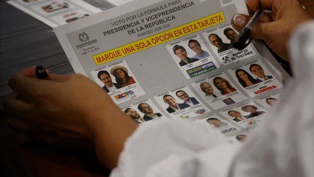 Punteros de las encuestas presidenciales ejercen su derecho al voto