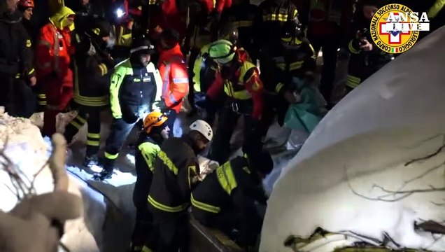 Rigopiano: altri 4 estratti nella notte, 10 i superstiti