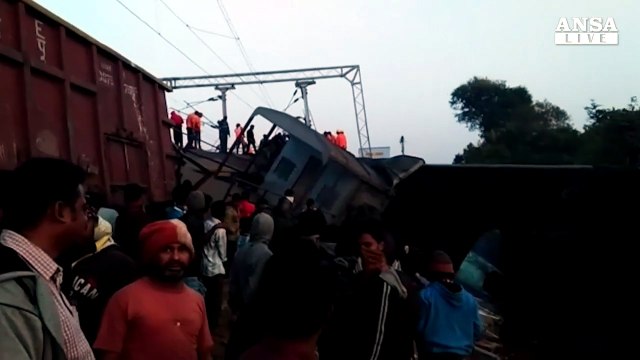 Deraglia treno in India, almeno 32 i morti