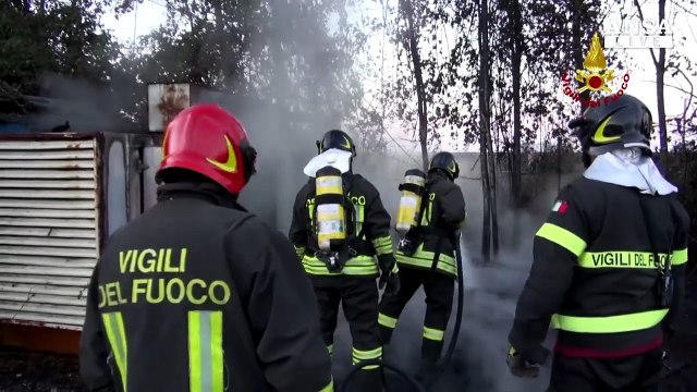 Incendio vicino linea ferroviaria alta velocita' a Bologna