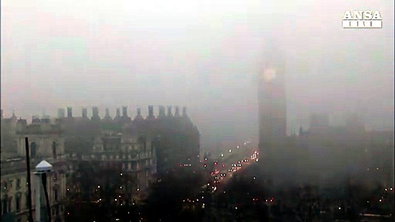 Fitta nebbia a Londra