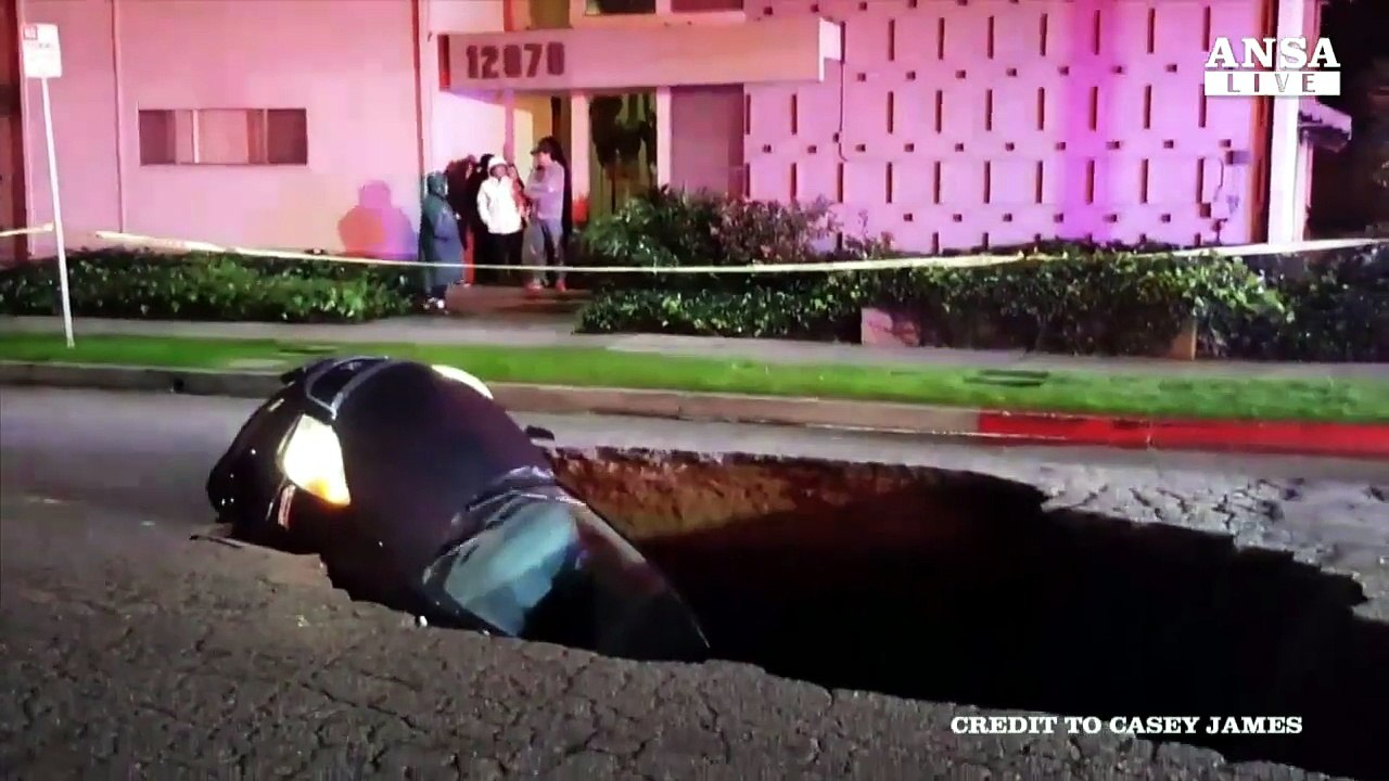 Voragine a Los Angeles, due macchine inghiottite