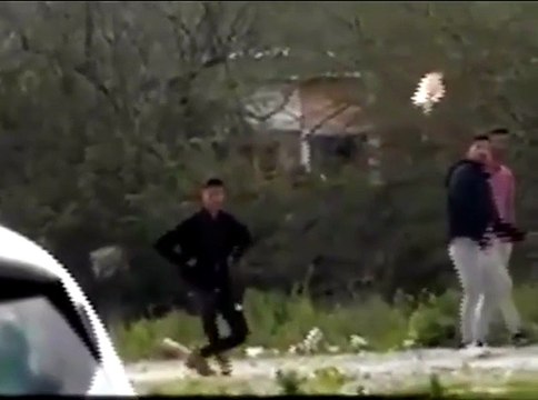 Arrivano i carabinieri: i rom li sbeffeggiano cantando Bello Figo