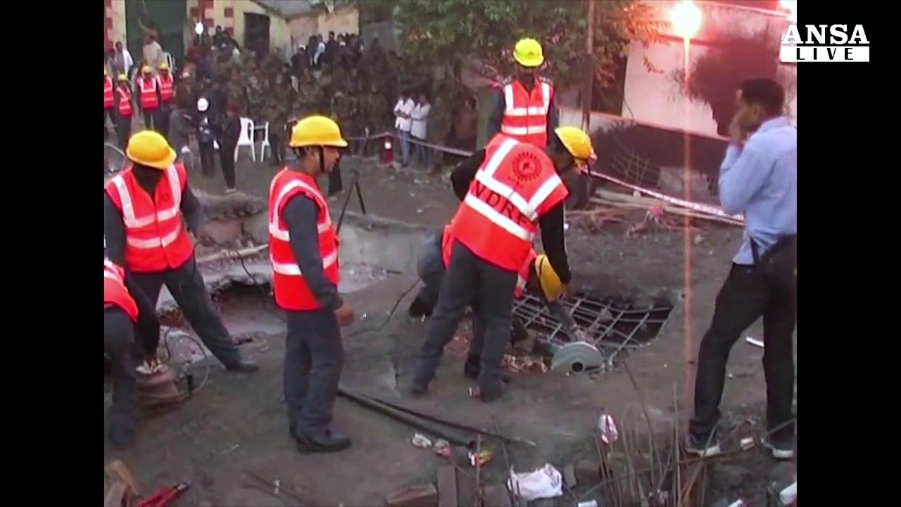 Crolla edificio in costruzione in India