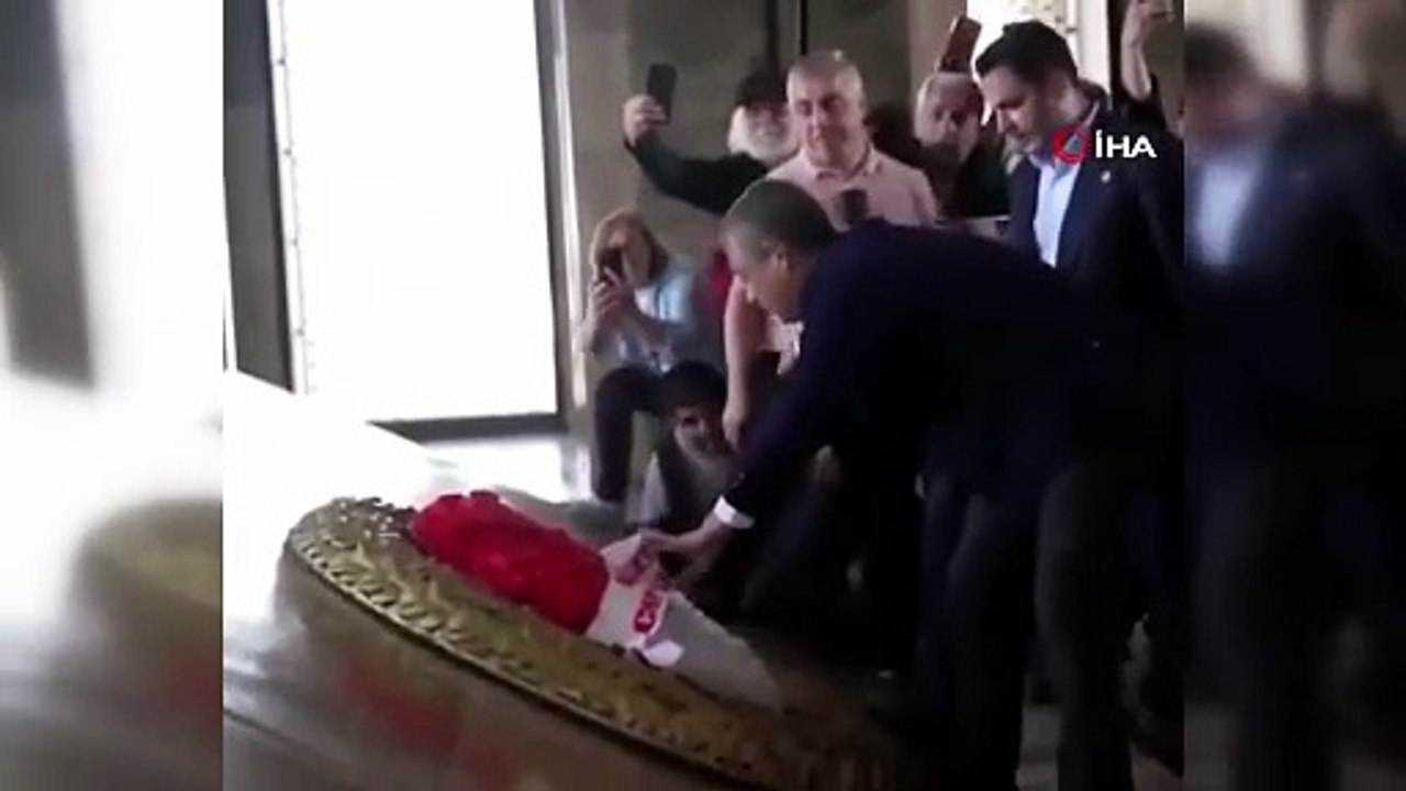 Anıtkabir’de çelenk krizi: Özgür Özel ile asker arasında gerginlik