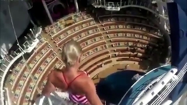 Tuffo da 16 metri nella piscina della nave da crociera