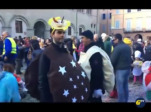Carnevale: bimbi in maschera in piazza Duomo per la sfilata